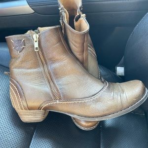 Good condition Laura Rosa ankle boots